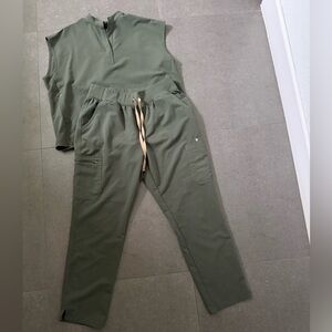 Figs scrub set in Moss